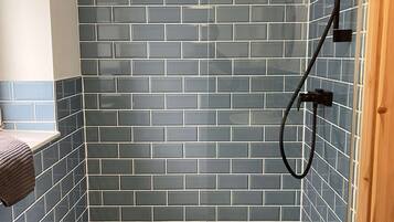 Een douche, een haardroger, handdoeken