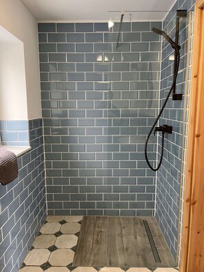 Dusche, Haartrockner, Handtücher