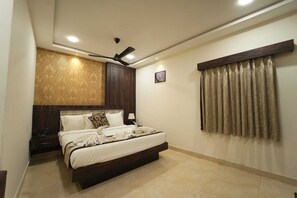 Egyptian cotton sheets, premium bedding, free WiFi