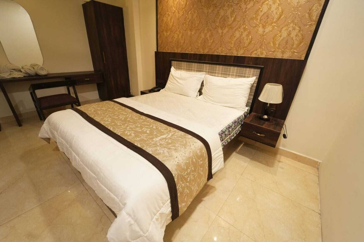 Egyptian cotton sheets, premium bedding, free WiFi