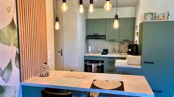 Een koelkast, een microgolfoven, een oven