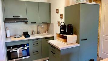 Een koelkast, een microgolfoven, een oven