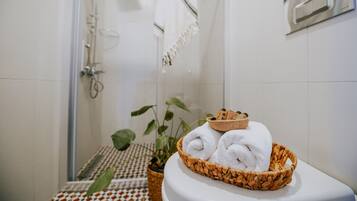 Ducha, artículos de tocador gratuitos, secador de pelo, toallas
