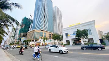 Vista frontal de la propiedad