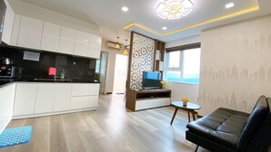 Un appartement moderne comprenant une cuisine, un espace de vie et un balcon.
