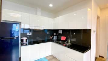 Refrigerador, microondas, arrocera y utensilios de cocina