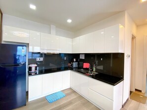 Refrigerador, microondas, arrocera, utensilios de cocina