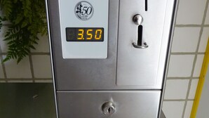 Ein Metallsafes mit einer digitalen Anzeige, die '3,50' zeigt.