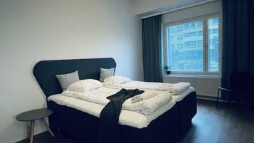 2 dormitorios, escritorio, tabla de planchar con plancha y cuna de viaje