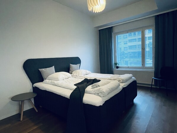 2 habitaciones, escritorio y tabla de planchar con plancha