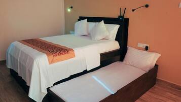 Superior driepersoonskamer, 1 slaapkamer, balkon, uitzicht op de stad | Select Comfort-bedden, een minibar, individueel gedecoreerd, een bureau