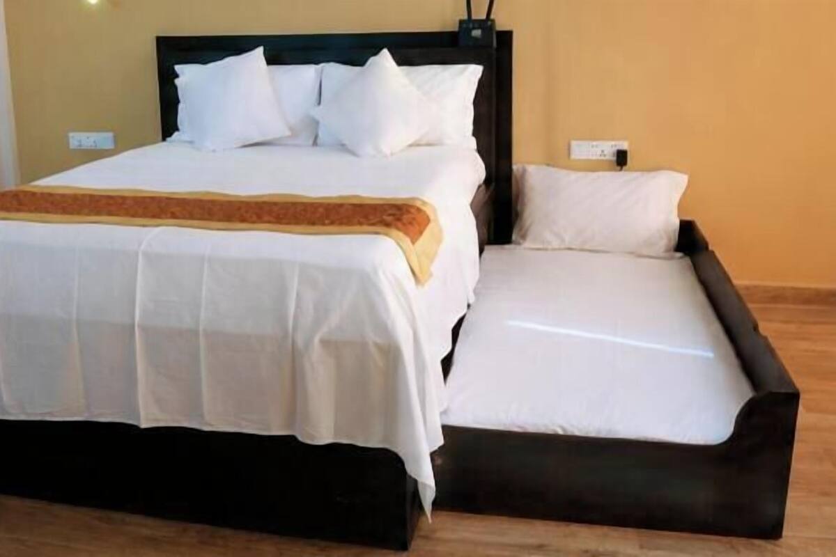Deluxe Triple Room, Multiple Beds, Balcony, Mountain View | Living area