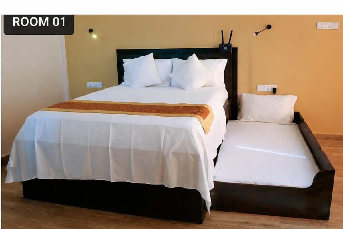 Deluxe-Dreibettzimmer, Mehrere Betten, Balkon, Bergblick | Wohnbereich