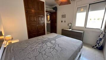 2 quartos, acesso à internet, roupa de cama