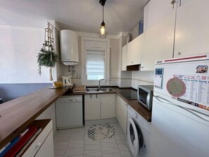 Een koelkast, een microgolfoven, een vaatwasser