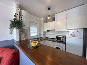 Kjøleskap, mikrobølgeovn, oppvaskmaskin og kaffetrakter/tekoker