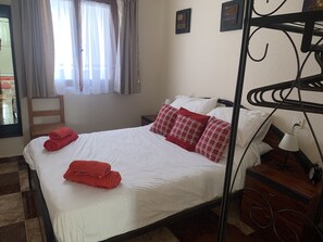 2 bedrooms, iron/ironing board, WiFi, bed sheets
