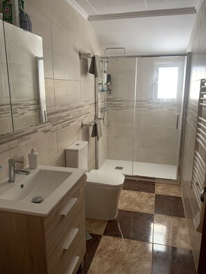 Douche, séchoir à cheveux, serviettes fournies, papier de toilette