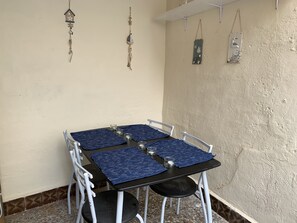 Dining - Dog welcome at this cosy home near to beach shops bars and restaurants and park. (Torrevieja)