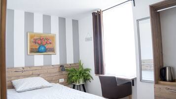 Dobbeltrom | Individuelt dekorert, individuelt innredet og skrivebord