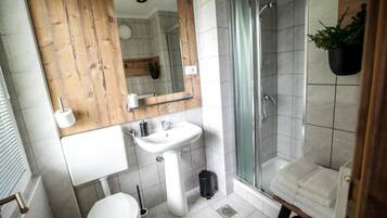 Toalettartikler (inkludert), hårføner og håndklær