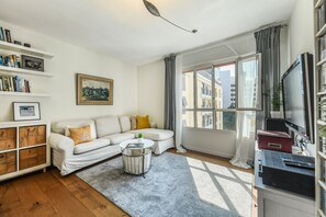 Appartement | Aire de séjour | Téléviseur à écran plat de 42 po avec télévision par câble, téléviseur