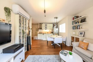 Appartement | Aire de séjour | Téléviseur à écran plat de 42 po avec télévision par câble, téléviseur