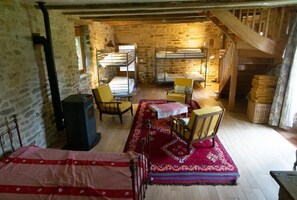 5 bedrooms, desk, travel cot, WiFi