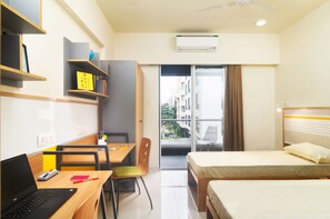 Dormitorio compartido | Escritorio, espacio para trabajar con laptop y wifi gratis 