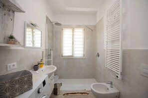 Design Apartment | Bathroom | Shower, free toiletries, bidet, towels