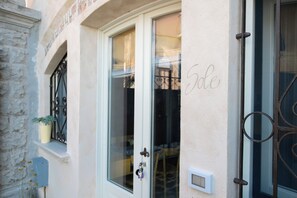 Economy-Apartment | Wohnbereich | 40-Zoll-Fernseher mit Satellitenempfang