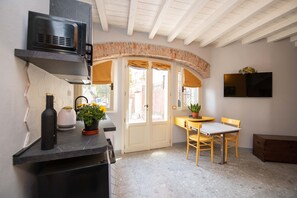 Economy-Apartment | Wohnbereich | 40-Zoll-Fernseher mit Satellitenempfang