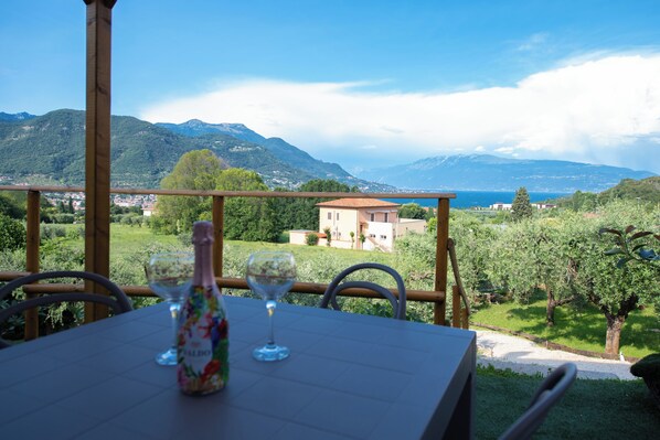 Design-Apartment | Badezimmer | Dusche, kostenlose Toilettenartikel, Bidet, Handtücher