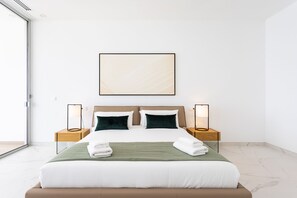 Premium bedding, down duvets, memory-foam beds, in-room safe - Crystal I Luxury Apartments (Santiago del Teide)