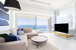 Suite, 2 habitaciones, piscina privada (C3.1) | Zona de estar | Televisión de pantalla plana de 50 pulgadas con canales por cable