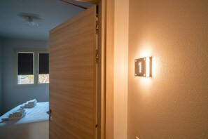 Comfort kamer, 1 twee- of 2 eenpersoonsbedden | Luxe beddengoed, donsdekens, bedden met traagschuimmatrassen, een bureau