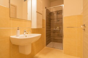 Comfort tweepersoonskamer | Badkamer | Een haardroger, een bidet, handdoeken, zeep