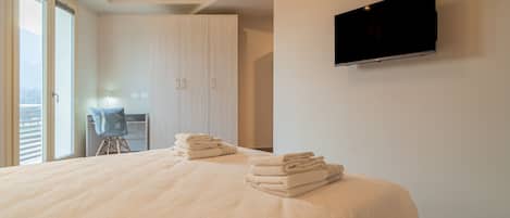 Camera Deluxe con letto matrimoniale o 2 letti singoli | Bagno | Asciugacapelli, bidet, asciugamani, sapone