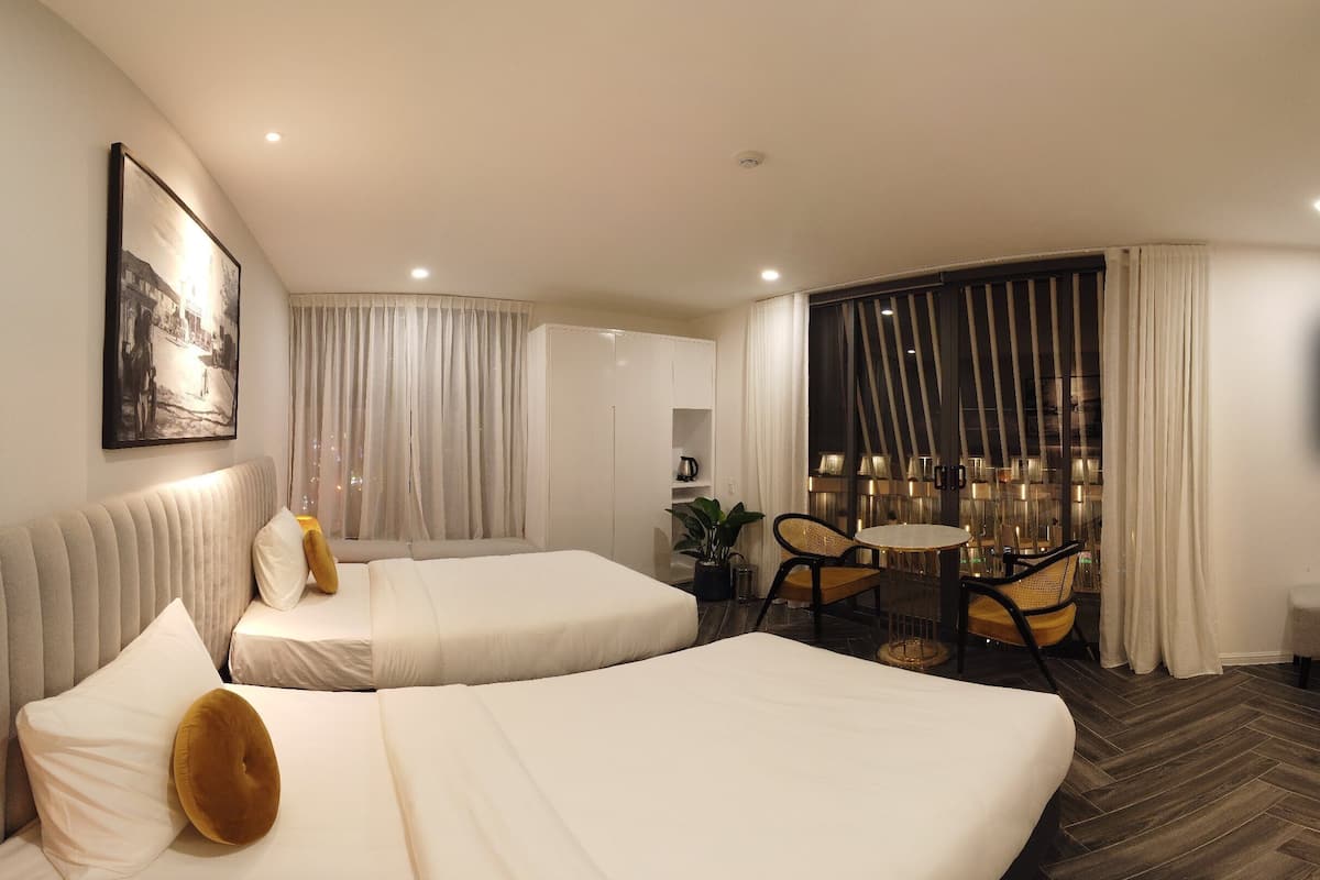 Luxury Twin Room | 1 bedroom, free minibar items, soundproofing, iron/ironing board