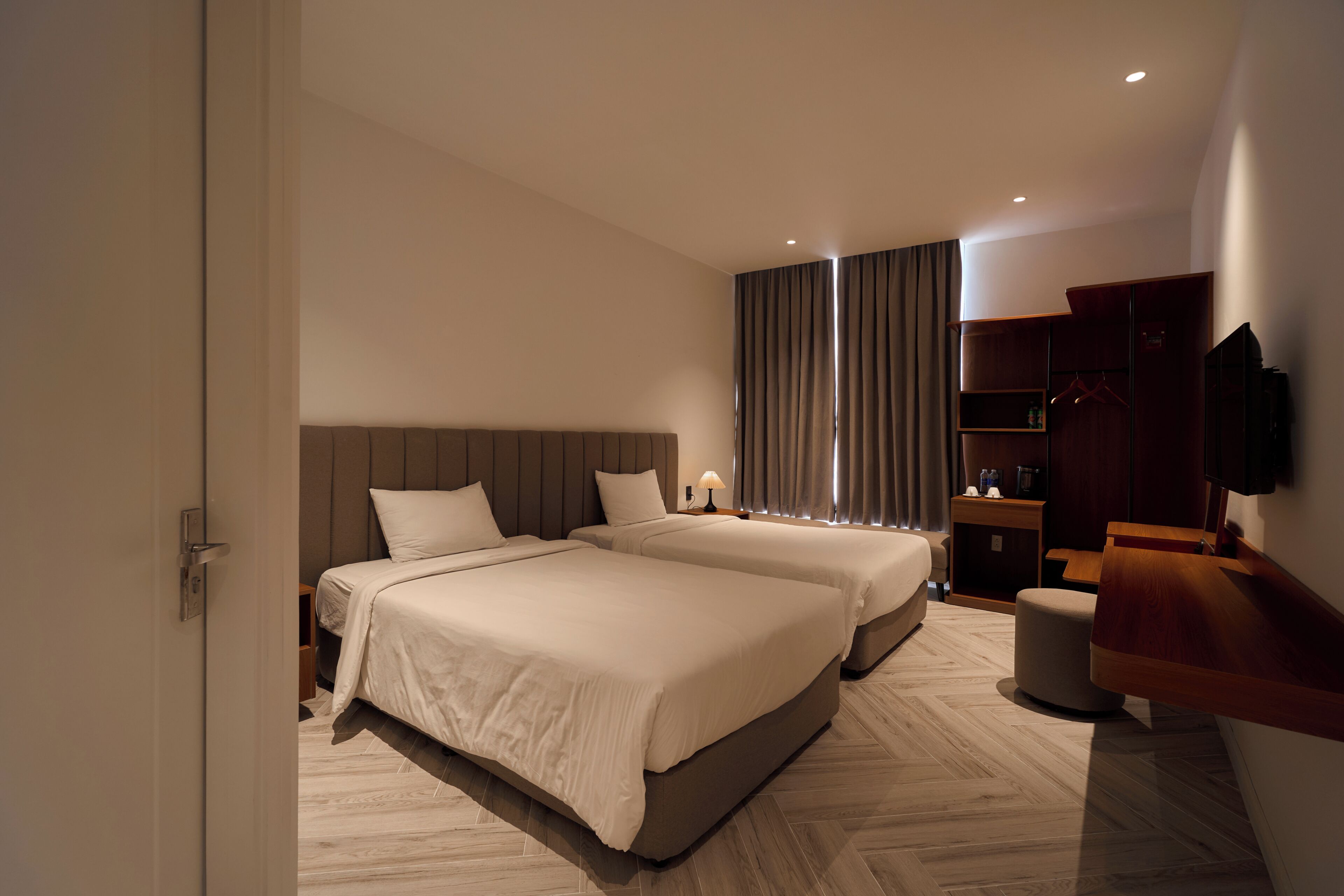 Artículos del minibar gratis, wifi gratis y ropa de cama 