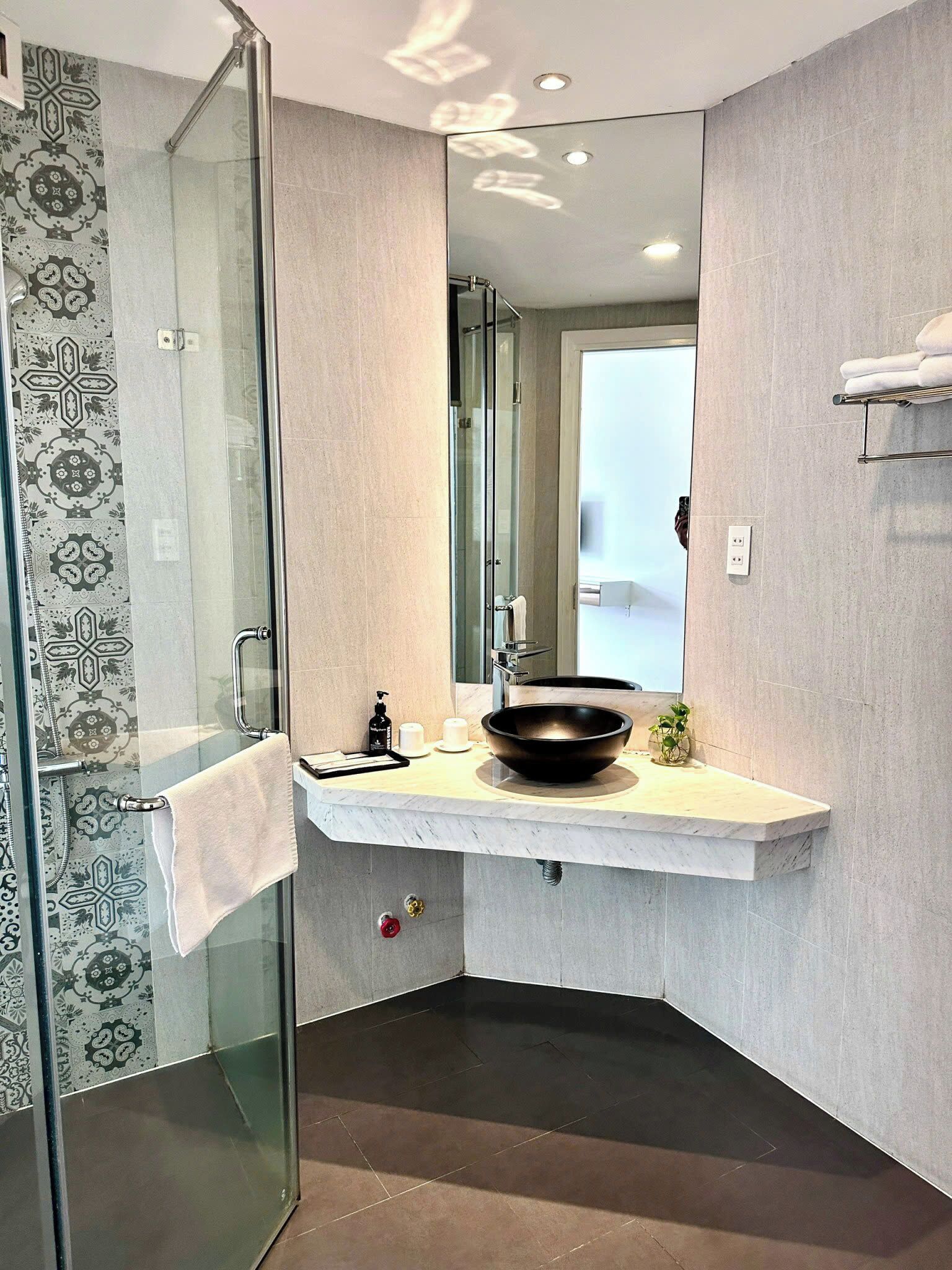 Habitación Deluxe doble | Baño | Secador de pelo, zapatillas, bidé y toallas