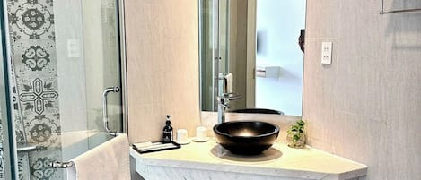Deluxe Double | Bathroom | Hair dryer, slippers, bidet, towels