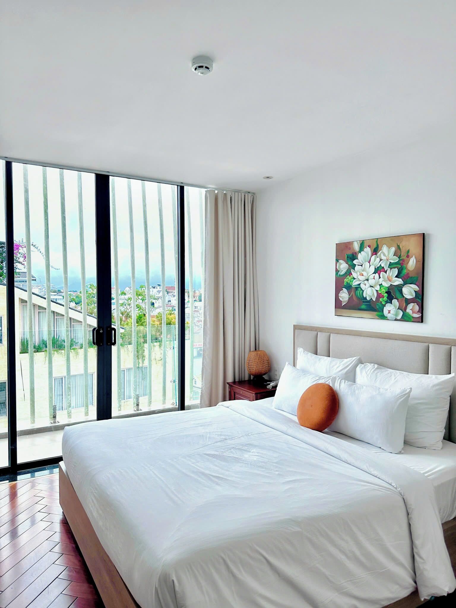 Free minibar items, free WiFi, bed sheets