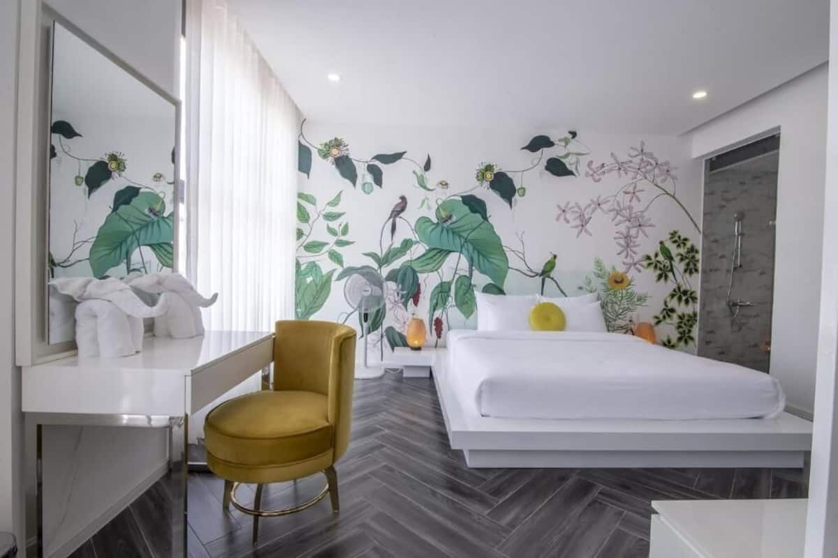 Executive Suite | 1 bedroom, free minibar items, soundproofing, iron/ironing board