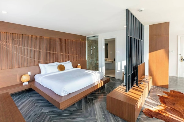 Executive Suite | Free minibar items, free WiFi, bed sheets