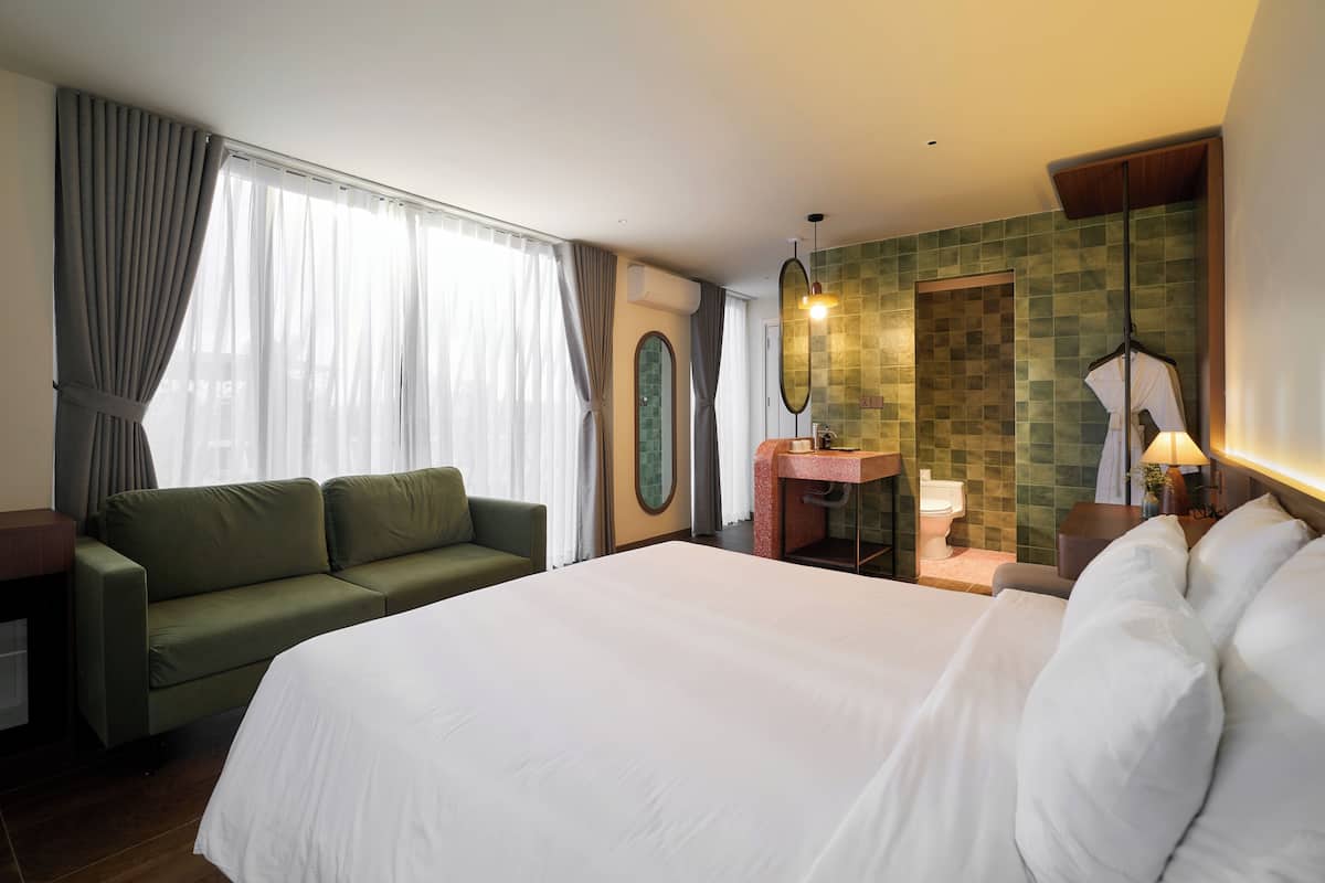 Premier Deluxe | Minibar (some free items), WiFi (free), bed sheets