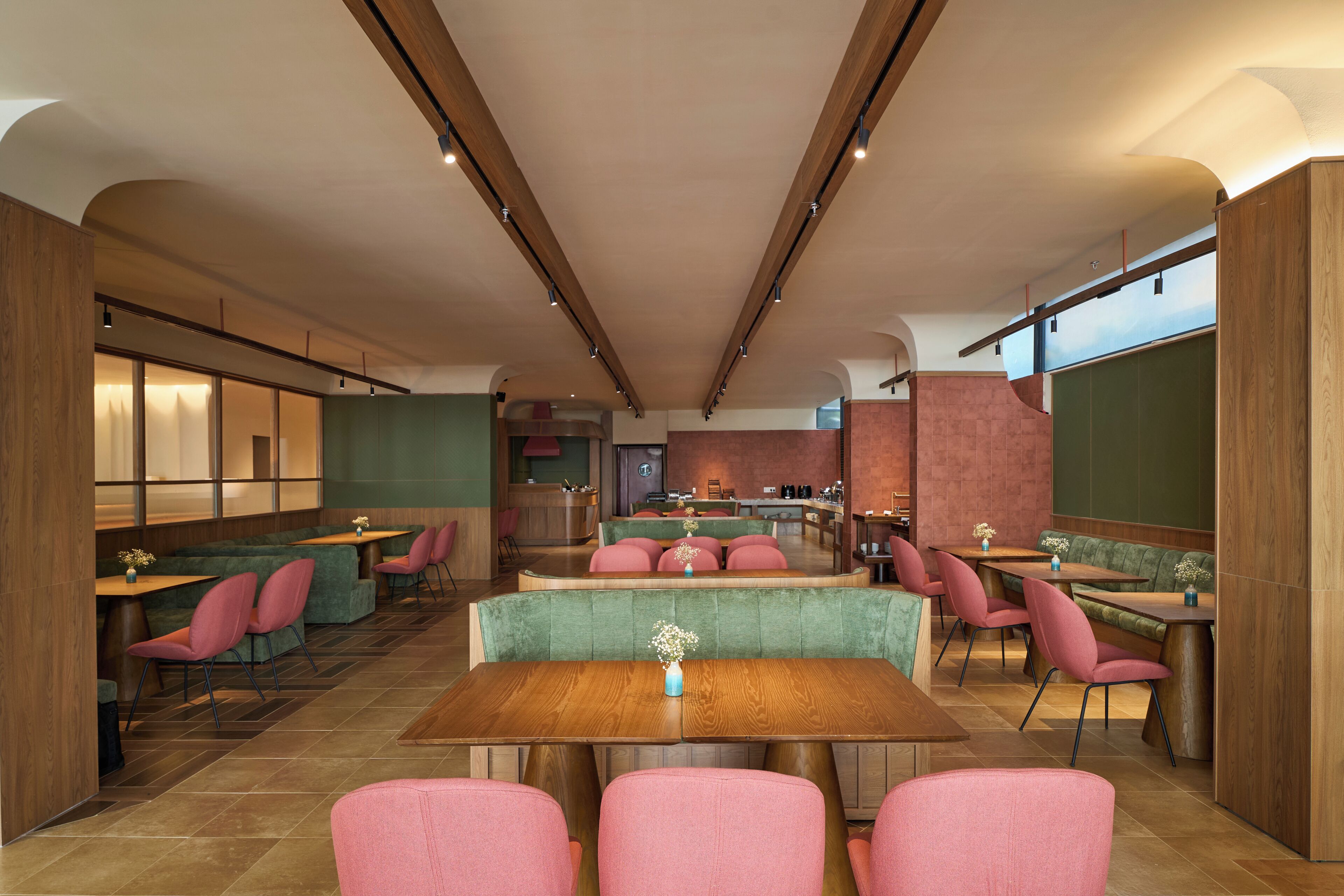 Un interior de restaurante moderno con cabinas, mesas y una zona de bar.