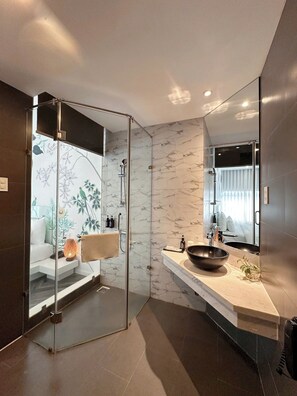 Executive Suite | Bathroom | Hair dryer, slippers, bidet, towels - Len's Hotel (Da Lat)