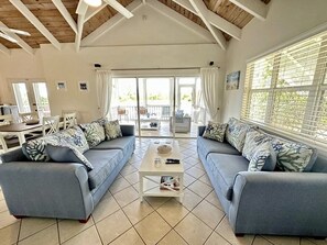 Smart-TV, Kamin, Stereoanlage