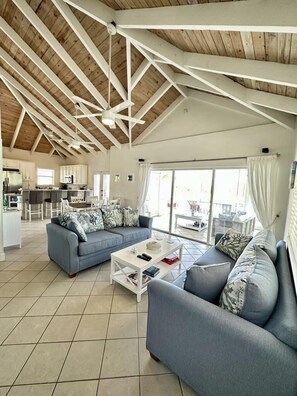 Smart-TV, Kamin, Stereoanlage